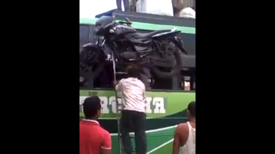 Dùng đầu nâng môtô lên nóc xe buýt